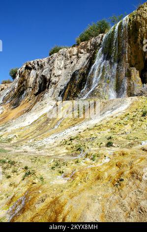 Bamyan (Bamiyan) in Zentralafghanistan. Die Seen bestehen aus Travertindämmen. Detail einer Travertin-Wand von unten. Stockfoto