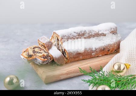 Weihnachtsstollen auf neutralem grauen Hintergrund mit Kopierbereich Stockfoto