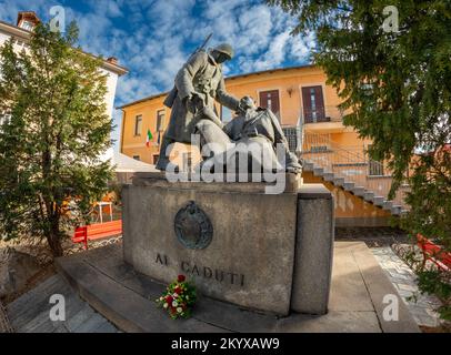 Borgo San Dalmazzo, Cuneo, Italien - 01. Dezember 2022: Denkmal der Gefallenen der Kriege auf der piazza Liberazione (Freiheitsplatz) in der Nähe des Rathauses Stockfoto