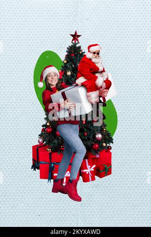 Collage-Foto-Banner von aufgeregter flippiger Frau tragen weihnachts-Outfit mit dem weihnachtsmann in der Nähe von Tannen isoliert auf blauem Hintergrund Stockfoto