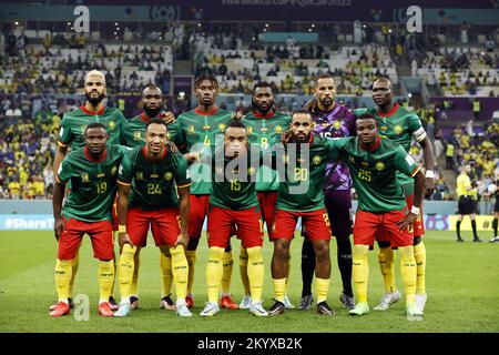 Katar. 02.. Dezember 2022. LUSAIL CITY - Back Row (lr) Eric Maxim Choupo-Moting aus Kamerun, Nicolas Ngamaleu aus Kamerun, Andre-Frank Zambo Anguissa aus Kamerun, Kameruner Wächter Devis Epassy, Vincent, Christopher Wooh aus Kamerun. Erste Reihe (l-r) Collins Fai aus Kamerun, Enzo Ebosse aus Kamerun, Pierre Kunde aus Kamerun, Bryan Mbeumo aus Kamerun, Nouhou Tolo aus Kamerun, Vincent Aboubakar aus Kamerun während des FIFA Weltmeisterschafts-G-Spiels zwischen Kamerun und Brasilien am 2. Dezember 2022. 2022 in Lusail City, Katar. AP | niederländische Höhe | MAURICE OF STONE Credit: ANP/Alamy L Stockfoto