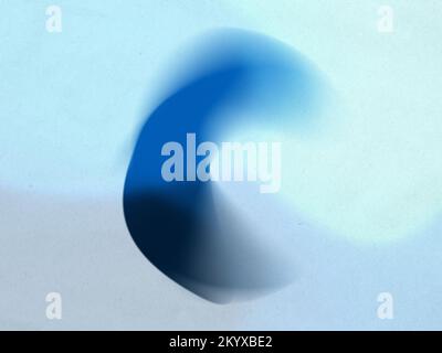 Mehrfarbige, verschwommene und abstrakte Form auf hellblauem und grauem, strukturiertem und körnigem Papierhintergrund. Hochauflösender abstrakter Vollformathintergrund. Stockfoto