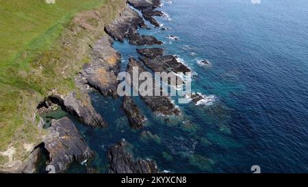 Felsige Ufer der Keltischen See entlang der Route des Wild Atlantic Way, Blick von oben. Seascape der Südküste Irlands. Wunderschöne Felshänge. Stockfoto