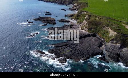 Felsige Ufer entlang der Route des Wild Atlantic Way, Draufsicht. Seascape der Südküste Irlands. Wunderschöne felsige Hänge. Luftfoto. Stockfoto