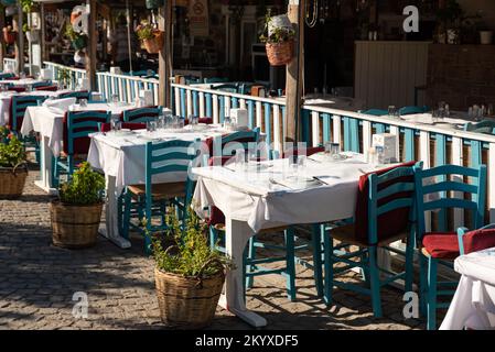 Ayvalik, Türkei - 19. Juli 2022 : Straßenblick auf Cunda Island in Ayvalik. Orte, an denen Menschen Spaß im Freien haben Stockfoto