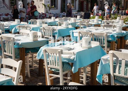 Ayvalik, Türkei - 19. Juli 2022 : Straßenblick auf Cunda Island in Ayvalik. Orte, an denen Menschen Spaß im Freien haben Stockfoto