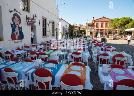 Ayvalik, Türkei - 19. Juli 2022 : Straßenblick auf Cunda Island in Ayvalik. Orte, an denen Menschen Spaß im Freien haben Stockfoto