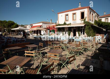 Ayvalik, Türkei - 19. Juli 2022 : Straßenblick auf Cunda Island in Ayvalik. Orte, an denen Menschen Spaß im Freien haben Stockfoto