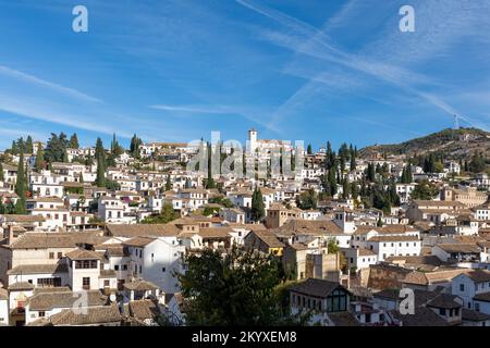 Granadas Albaicin-Viertel (Weltkulturerbe) vom Aussichtspunkt La Churra aus gesehen, auf dem Alhambra-Hügel, ein sonniger Wintervormittag Stockfoto