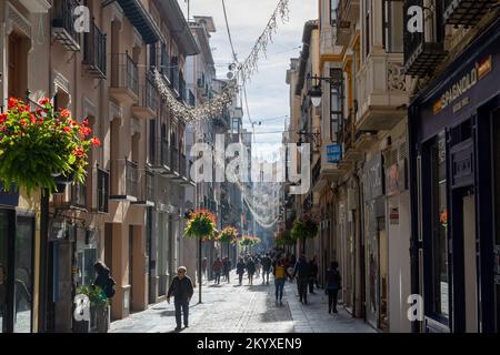 Granada, Spanien; 27. November 2022: Vorweihnachtsvormittag in einer Einkaufsstraße in Granada (Spanien) Stockfoto