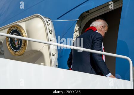 Joint Base Andrews, Usa. 02.. Dezember 2022. US-Präsident Joe Biden geht am 2. Dezember 2022 an Bord der Air Force One auf der Joint Base Andrews, Maryland. Präsident Biden reist für einen Tag nach Boston, dann weiter nach Camp David, Maryland. Foto: Shawn Thew/UPI Credit: UPI/Alamy Live News Stockfoto