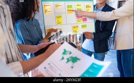Nahaufnahme der Gruppe von Business-Teams, die einen neuen Marketingplan erstellt und recherchiert. Stockfoto