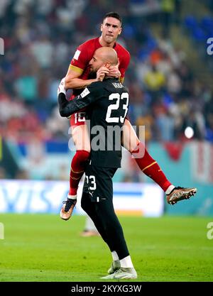 Serbiens Dusan Vlahovic (links) feiert gemeinsam mit der Torhüterin Vanja Milinkovic-Savic das zweite Tor ihrer Seite des Spiels während des FIFA-Weltmeisterschafts-G-Spiels im Stadium 974 in Doha, Katar. Foto: Freitag, 2. Dezember 2022. Stockfoto