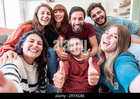 Eine Gruppe von Freunden, die zu Hause Spaß haben und Selfie machen Stockfoto