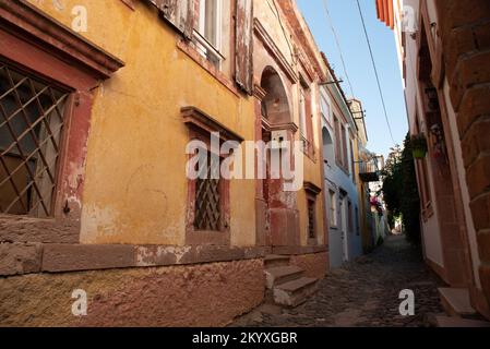 Ayvalik, Türkei - 19. Juli 2022 : Straßenblick auf Cunda Island in Ayvalik. Ayvalik ist eine Altstadt am Ägäischen Meer. Historische Straßen Stockfoto