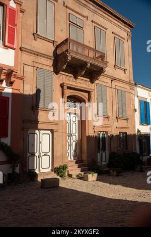 Ayvalik, Türkei - 19. Juli 2022 : Straßenblick auf Cunda Island in Ayvalik. Ayvalik ist eine Altstadt am Ägäischen Meer. Historische Straßen Stockfoto