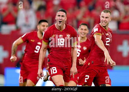 Das serbische Dusan Vlahovic (Zentrum) feiert das zweite Tor seiner Seite des Spiels während des Gruppenspiels der FIFA-Weltmeisterschaft G im Stadium 974 in Doha, Katar. Foto: Freitag, 2. Dezember 2022. Stockfoto