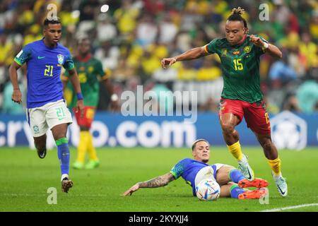 Pierre Kunde aus Kamerun und Antony Matheus Dos Santos aus Brasilien beim FIFA-Weltmeisterschaftsspiel 2022 in Katar, Gruppe G, zwischen Kamerun und Brasilien, spielten am 2. Dezember 2022 im Lusail Stadium in Lusail, Katar. (Foto: Bagu Blanco / PRESSIN) Stockfoto