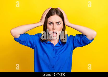 Foto einer verblüfften, nervösen Dame mit stilvoller Kleidung, die schlechte Nachrichten aus dem Krieg auf gelbem Hintergrund eindrucksvoll eindrucksvoll machte Stockfoto