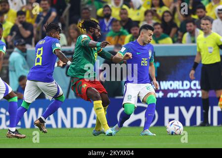 Lusail City, Katar. 02.. Dezember 2022. Andre-Frank Zambo Anguissa, Gabriel Martinelli beim FIFA-Weltmeisterschaftsspiel Katar 2022 Gruppe G zwischen Kamerun und Brasilien am 02. Dezember 2022 im Lusail-Stadion in Lusail City, Katar. (Foto: Pawel Andrachiewicz/PressFocus/Sipa USA) Guthaben: SIPA USA/Alamy Live News Stockfoto