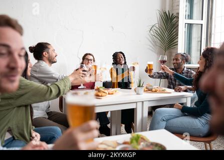 Multirassische Gruppe von Freunden, die Spaß im Pub haben, Wein und Bier trinken - Junge Leute feiern und lachen zusammen im Bar-Restaurant - Stockfoto