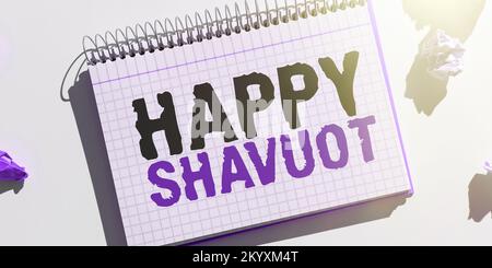 Text mit Inspiration Happy Shavuot. Geschäftsansatz jüdischer Feiertag zum Gedenken an die Enthüllung der zehn Gebote Stockfoto