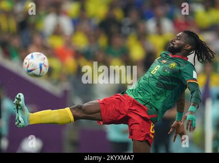 Lusail, Katar. 2.. Dezember 2022. Andre-Frank Zambo Anguissa aus Kamerun tritt während des Group G-Spiels zwischen Kamerun und Brasilien bei der FIFA-Weltmeisterschaft 2022 im Lusail Stadium in Lusail, Katar, am 2. Dezember 2022 an. Kredit: Xiao Yijiu/Xinhua/Alamy Live News Stockfoto