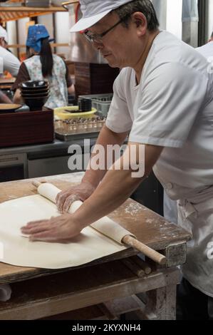 Ich mache Nudeln in Bakaichidai. Wie bei anderen Nudelrestaurants in der Region werden die Nudeln von Hand gerollt, was ihnen ihr unverwechselbares und unma verleiht Stockfoto