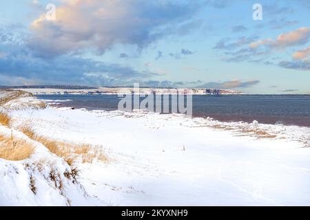 Schneebedeckte Strände entlang der Nordküste von Prince Edward Island im PEI-Nationalpark. Stockfoto