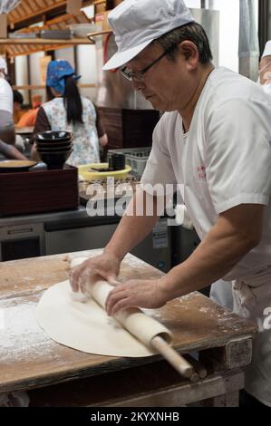 Ich mache Nudeln in Bakaichidai. Wie bei anderen Nudelrestaurants in der Region werden die Nudeln von Hand gerollt, was ihnen ihr unverwechselbares und unma verleiht Stockfoto