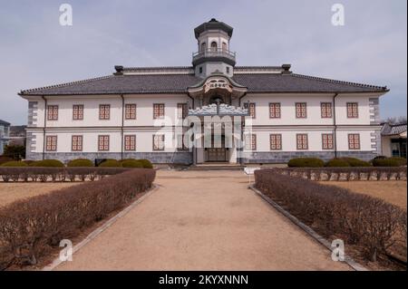 Das Äußere der ehemaligen Kaichi-Schule, Matsumoto, Nagano, Japan, ist ein klassisches Beispiel der Giyōfū-Architektur. Stockfoto