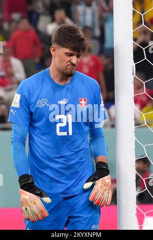 Doha, Katar. 2.. Dezember 2022. Gregor Kobel, Schweizer Torwart, reagiert auf das Tor von Aleksandar Mitrovic aus Serbien während des Group-G-Spiels zwischen Serbien und der Schweiz bei der FIFA-Weltmeisterschaft 2022 im Stadium 974 in Doha, Katar, am 2. Dezember 2022. Kredit: Li Gang/Xinhua/Alamy Live News Stockfoto