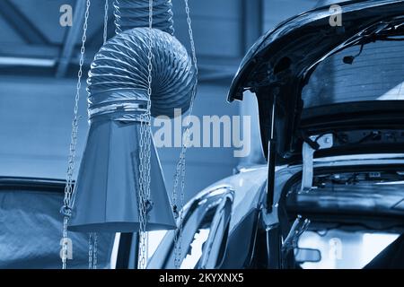 Haube eines industriellen Luftabsaugers in der Autowerkstatt Stockfoto