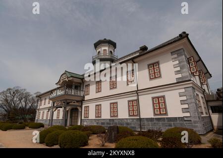 Das Äußere der ehemaligen Kaichi-Schule, Matsumoto, Nagano, Japan, ist ein klassisches Beispiel der Giyōfū-Architektur. Stockfoto