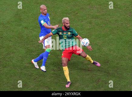 Brasiliens Fabinho und Kameruns Eric Maxim Choupo-Moting (rechts) kämpfen während des Gruppenspiels der FIFA-Weltmeisterschaft G um den Ball im Lusail-Stadion in Lusail, Katar. Foto: Freitag, 2. Dezember 2022. Stockfoto