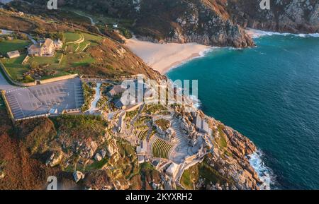 Luftdrohnen-Landschaftsbild des Minnack Theatre Vorgewende um den Porthcurno-Strand in Cornwall England bei Sonnenaufgang Stockfoto