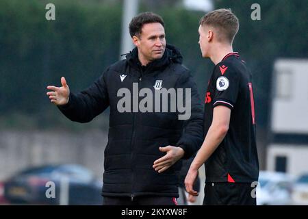 Swansea, Wales. 2. Dezember 2022 Ein Trainer der Stoke City Academy spricht mit Christy Grogan aus Stoke City nach dem Premier League Cup-Spiel zwischen Swansea City under 21 und Stoke City under 21 an der Swansea City Academy in Swansea, Wales, Großbritannien am 2. Dezember 2022. Kredit: Duncan Thomas/Majestic Media/Alamy Live News. Stockfoto