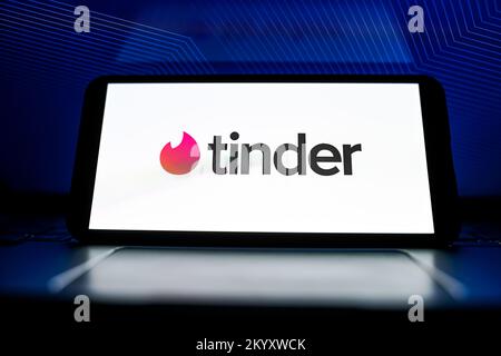 Nysa, Polen. 2.. Dezember 2022. In dieser Abbildung ist ein Tinder-Logo auf einem Smartphone zu sehen. (Bild: © Mateusz Slodkowski/ZUMA Press Wire) Stockfoto