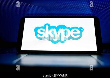 Nysa, Polen. 2.. Dezember 2022. In dieser Abbildung ist ein Skype-Logo auf einem Smartphone zu sehen. (Bild: © Mateusz Slodkowski/ZUMA Press Wire) Stockfoto