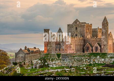 Castle Rock of Cashel in Tipperary, Irland, in der Abenddämmerung Stockfoto