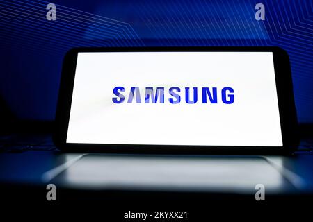 Nysa, Polen. 2.. Dezember 2022. In dieser Abbildung wird ein Samsung-Logo auf einem Smartphone angezeigt. (Bild: © Mateusz Slodkowski/ZUMA Press Wire) Stockfoto