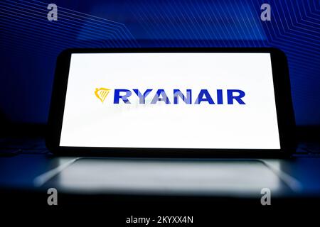 Nysa, Polen. 2.. Dezember 2022. In diesem Foto ist ein Ryanair-Logo auf einem Smartphone zu sehen. (Bild: © Mateusz Slodkowski/ZUMA Press Wire) Stockfoto