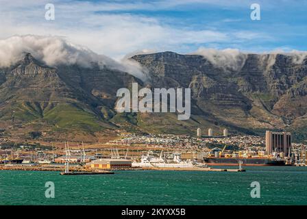 Am frühen Morgen Blick auf das Meer an der Table Bay und Kapstadt mit Nebelwelle, Südafrika Stockfoto