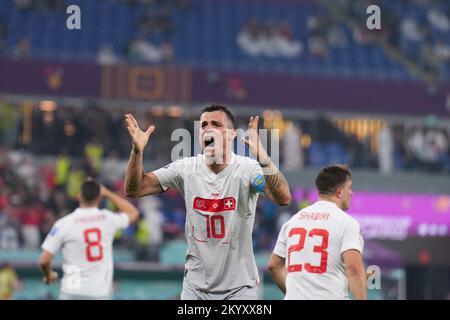 Doha, Katar. 2.. Dezember 2022. Granit Xhaka aus der Schweiz reagiert während des Group-G-Spiels zwischen Serbien und der Schweiz auf der FIFA-Weltmeisterschaft 2022 im Stadium 974 in Doha, Katar, 2. Dezember 2022. Kredit: Meng Dingbo/Xinhua/Alamy Live News Stockfoto