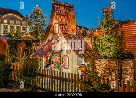 Lebkuchenhausdekoration auf dem Dresdner Weihnachtsmarkt, Striezel Markt, Sachsen, Deutschland Stockfoto