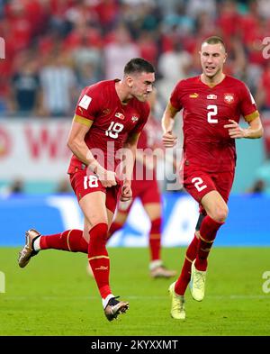 Serbiens Dusan Vlahovic (links) feiert das zweite Tor seiner Seite des Spiels während des Gruppenspiels der FIFA-Weltmeisterschaft G im Stadium 974 in Doha, Katar. Foto: Freitag, 2. Dezember 2022. Stockfoto