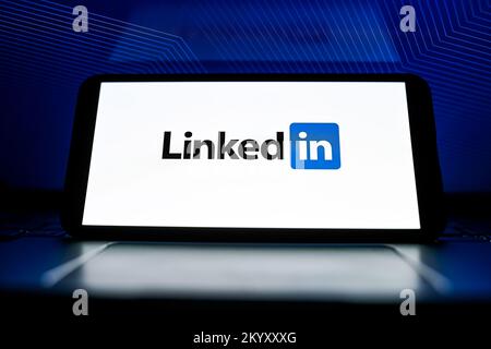 Nysa, Polen. 2.. Dezember 2022. In dieser Abbildung wird ein LinkedIn-Logo auf einem Smartphone angezeigt. (Bild: © Mateusz Slodkowski/ZUMA Press Wire) Stockfoto