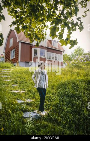 Astrid Lindgren, Kinderautor vor ihrem Sommerhaus in Furusund Stockfoto