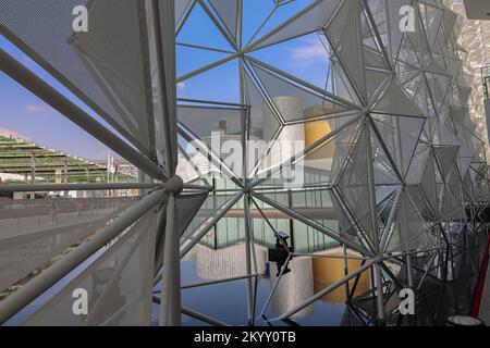 Dubai, VAE - 30. November 2021: Ausstellung EXPO 2020. Ungewöhnliche architektonische Kunstobjekte, Pavillons und Exponate Stockfoto