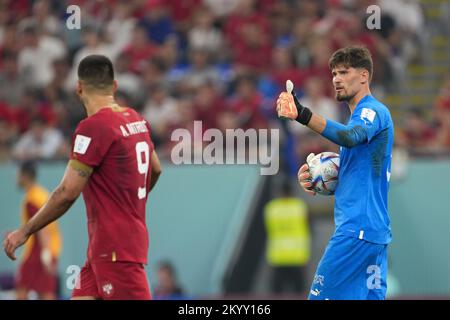 Doha, Katar. 2.. Dezember 2022. Gregor Kobel(R), Torwart der Schweiz, reagiert während des Group-G-Spiels zwischen Serbien und der Schweiz auf der FIFA-Weltmeisterschaft 2022 im Stadium 974 in Doha, Katar, 2. Dezember 2022. Kredit: Zheng Huansong/Xinhua/Alamy Live News Stockfoto